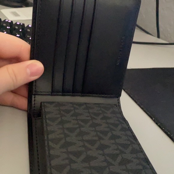 Michel kors wallet - Picture 3 of 5